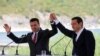 Premijer Makedonije Zoran Zaev (L) i Grčke Aleksis Cipras (D) na potpisivanju Sporazuma iz Prespe. 