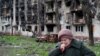 71-річна жителька Маріуполя Тетяна плаче біля свого зруйнованого будинку, квітень 2022 року