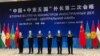 Министры иностранных дел - участники встречи «Китай - Центральная Азия». Слева направо: Абдулазиз Камилов (Узбекистан), Сироджиддин Мухриддин (Таджикистан), Мухтар Тлеуберди (Казахстан), Ван И (Китай), Руслан Казакбаев (Кыргызстан), Рашид Мередов (Туркменистан).
