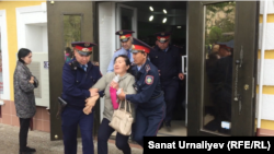Полицейские задерживают Бакизу Халелову после несанкционированной акции в поддержку политзаключённых. Уральск, 10 мая 2018 года.