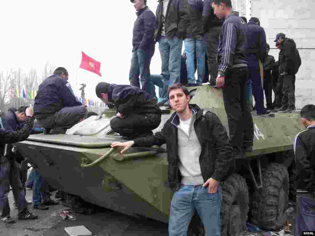 Апрельские события 2010 года, приведшие к власти правительство Отунбаевой и Атамбаева.