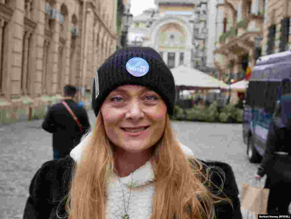Inga a venit la votare pregătită cu clătite, în cazul în care cei care așteptau de multă vreme voiau să se răzgândească și să plece. Este consultat financiar și locuiește în România de 24 de ani. O parte din familia ei a rămas în Republica Moldova, iar imaginea ei despre țara în care a crescut se conturează prin ochii părinților. „Oamenii care au rămas își dedică tot timpul ca să contribuie la dezoltarea unei societăți mai bune, mai prospere și care să prezinte o schimbare în bine”. ”Mi-ar plăcea ca oportunitățile din Moldova să fie unele durabile, astfel încât oameni cu valori europene să poate investi în Moldova, să atragă oameni din afara Moldovei, și aici mă refer inclusiv la oameni din diasporă, care poate au învățat niște lucruri în afara ei și vor să le implementeze”. 
