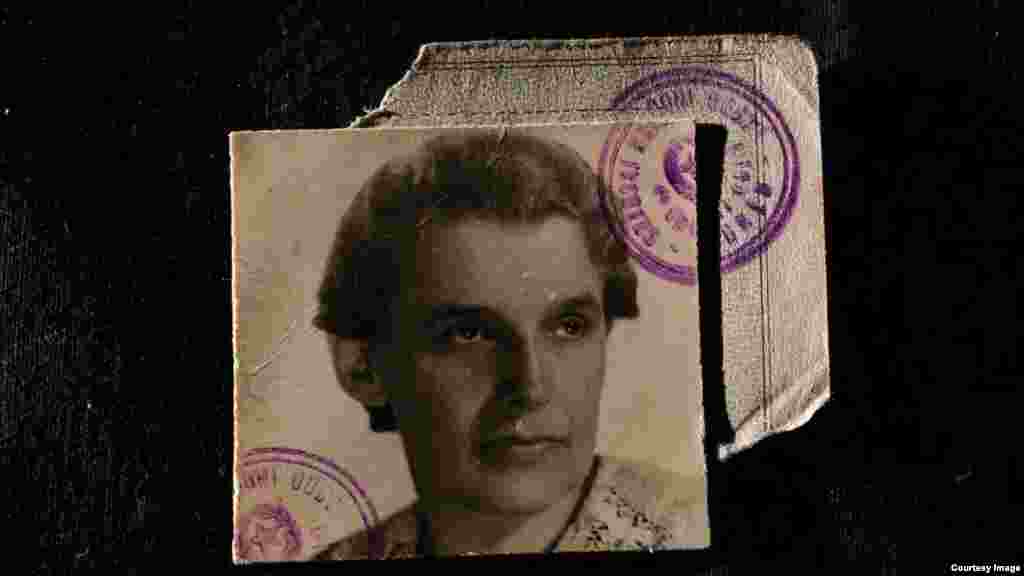 Fotografija Diane Budisavljević iz pasoša 1945. Austrijanka je zaslužna za pomoć u spašavanju 7.500 uglavnom srpske djece iz hrvatskih logora smrti. Mnogi su bili spašeni smještanjem u samostane ili privatne kuće. Priča Diane Budisavljević postaje javna tek 2003, kada je njena unuka Silvija Szabo objavila njene dnevnike.