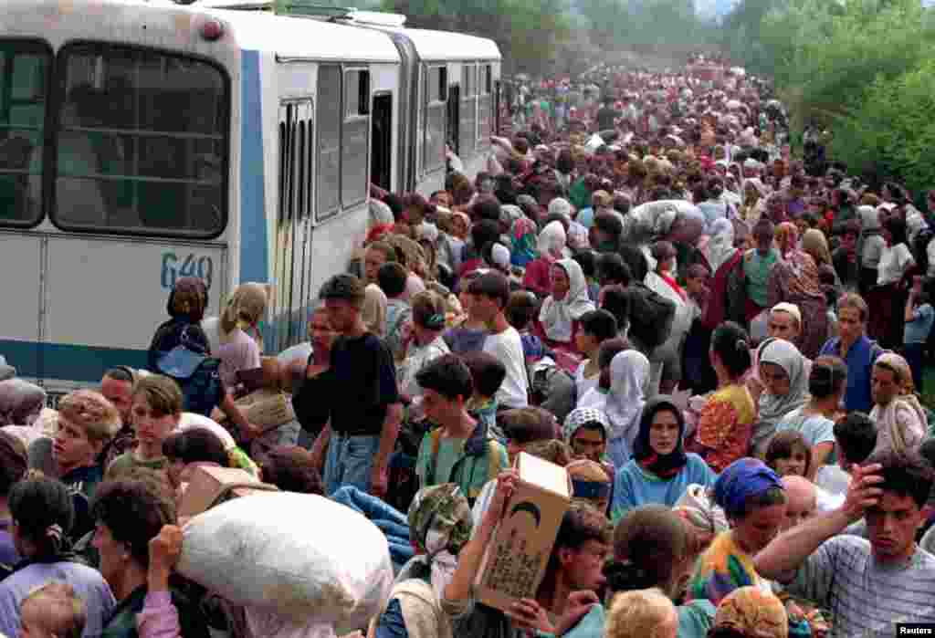 U julu 1995. godine u Srebrenici je izvršen genocid, utvrdit će kasnije Haški tribunal. 