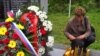 Dušanka Žuža ispred spomenika ubijenim Srbima u Bradini, maj 2012., foto: Mirsada Ćosić
