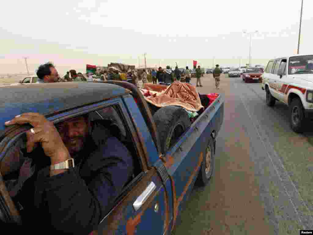 Civili u bjekstvu, Ras Lanuf, 30.03.2011. Foto: Reuters / Youssef Boudlal