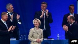 Председателката на Европейската комисия Урсула фон дер Лайен кандидатства за втори мандат, а румънският президент Клаус Йоанис (вляво) е след кандидатите за генерален секретар на НАТО след ерата на Йенс Столтенберг. 
