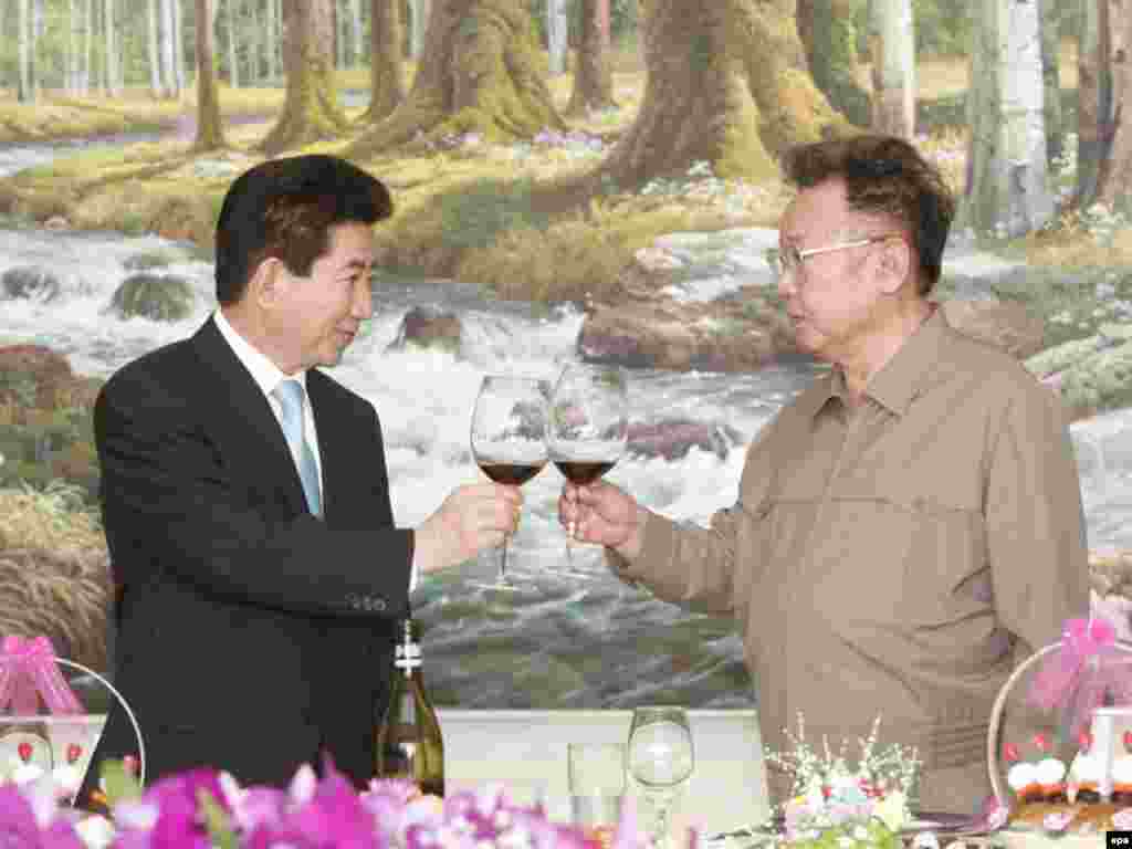 South Korean President Roh Moo-hyun (left) and North Korea's Kim pose after the signing of a joint declaration on peace and closer economic cooperation at the conclusion of the inter-Korean Summit in Pyongyang in October 2007.