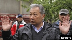President Kurmanbek Bakiev speaks to journalists in Jalal-Abad