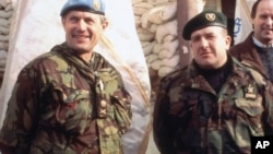 UN-ov komandir Michael Rose i brigadni general Atif Dudaković, Bihać, 28. decembar, 1994.