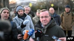 Njemački ministar odbrane Boris Pistorijus razgovara s medijima nakon polaganja cvijeća na spomenik "Herojima Majdana" na trgu Majdan u Kijevu 21. novembra 2023.