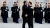 Președintele francez Emmanuel Macron și președintele ucrainean Volodimir Zelenski se îmbrățișează în timp ce se întâlnesc pentru o întâlnire înaintea conferinței de joi de la Paris. REUTERS/Benoit Tessier