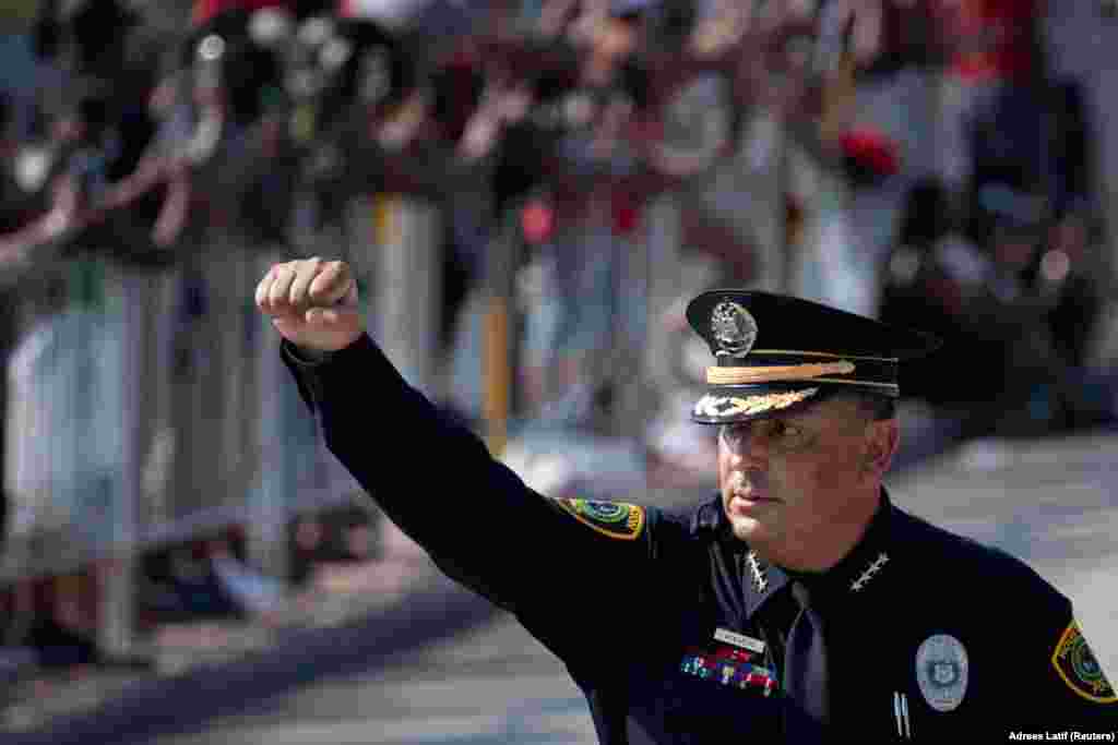 Șeful Poliției din Houston, Art Acevedo, ridică pumnul în mod simbolic, în timpul procesiunii funerare a lui George Floyd.