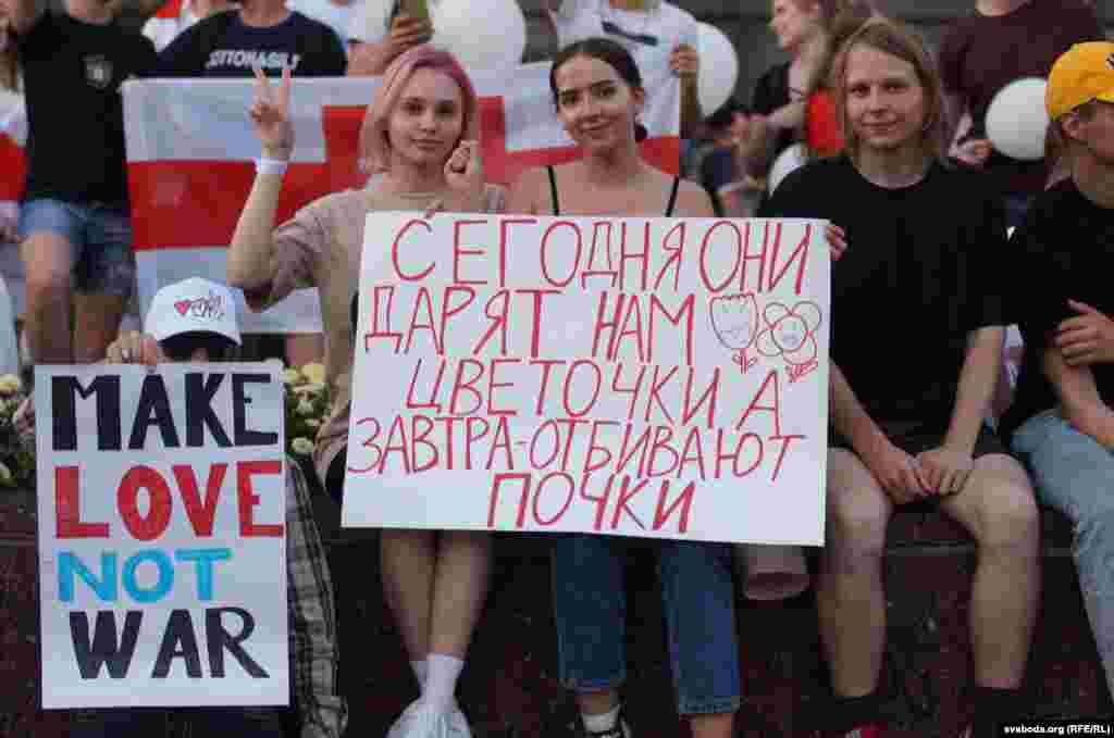 Bjeloruske žene na mirnim antivladinim protestima u Homelu 16. avgusta. Na znaku stoji: &quot;Danas nam daju cvijeće. Sutra nas udaraju po bubrezima.&quot;