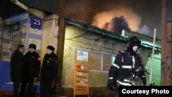 На месте пожара в швейном цехе в Москве.