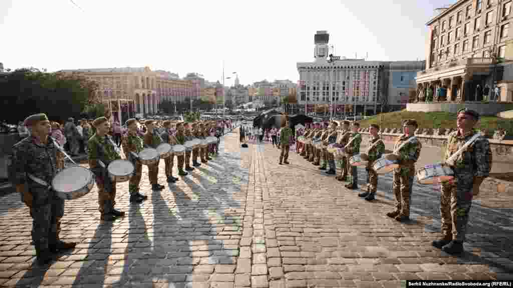 У пам'ятних заходах разом із президентом України Володимиром Зеленським та його родиною візьмуть участь рідні та близькі полеглих захисників незалежності України, ветерани АТО, представники громадськості, діти 