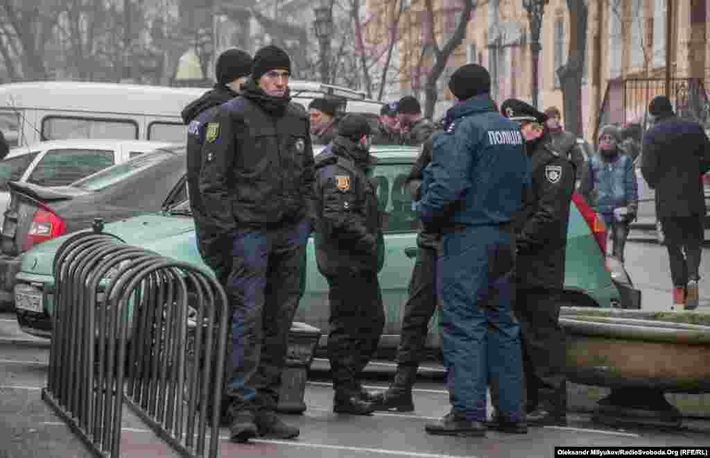 Незважаючи на те, що 16 лютого під мерією зібралися всього кілька десятків учасників протестної акції, поліція вдалася до підвищених заходів безпеки: поряд із Думською площею чергували чотири автобуси з поліцейськими і машина «швидкої допомоги»