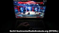 У відео, яке СБУ розмістила під повідомленням про проросійського політтехнолога, фігурує особа на ім’я Михайло Шпір, який відзначився, зокрема, виступами на нині підсанкційному телеканалі «112 Україна»