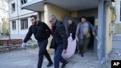 Atacul rusesc asupra Harkovului a ucis o persoană și a rănit 57 de persoane în blocurile lor de locuințe, printre care 5 copii. Rușii continuă să susțină că nu atacă decât ținte militare.