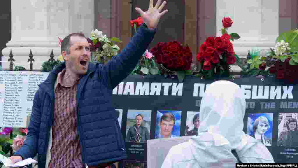 На акцію на Куликовому полі прийшло понад тисячу людей. На фото місцевий поет читає свій вірш 