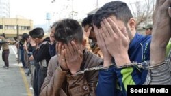 ايرانیو پوليسو په ايران کې نيول شوي افغانان په قطار کې درولي دي ـ انځور له ارشيفه