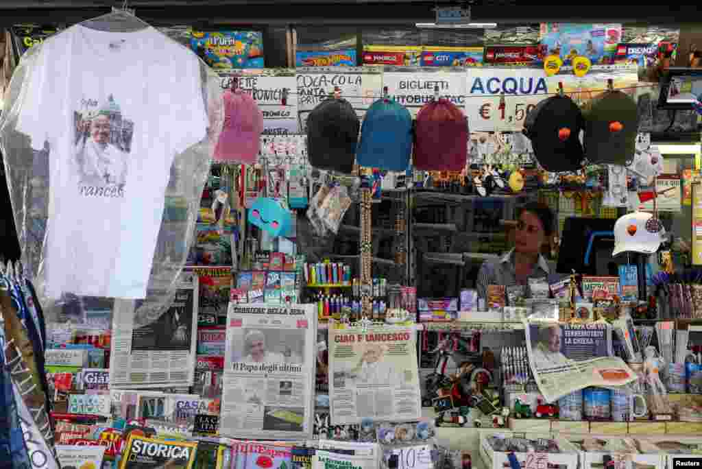 Roma, 22 aprilie 2025 – ziare și suveniruri expuse la un chioșc după anunțul decesului Papei Francisc.