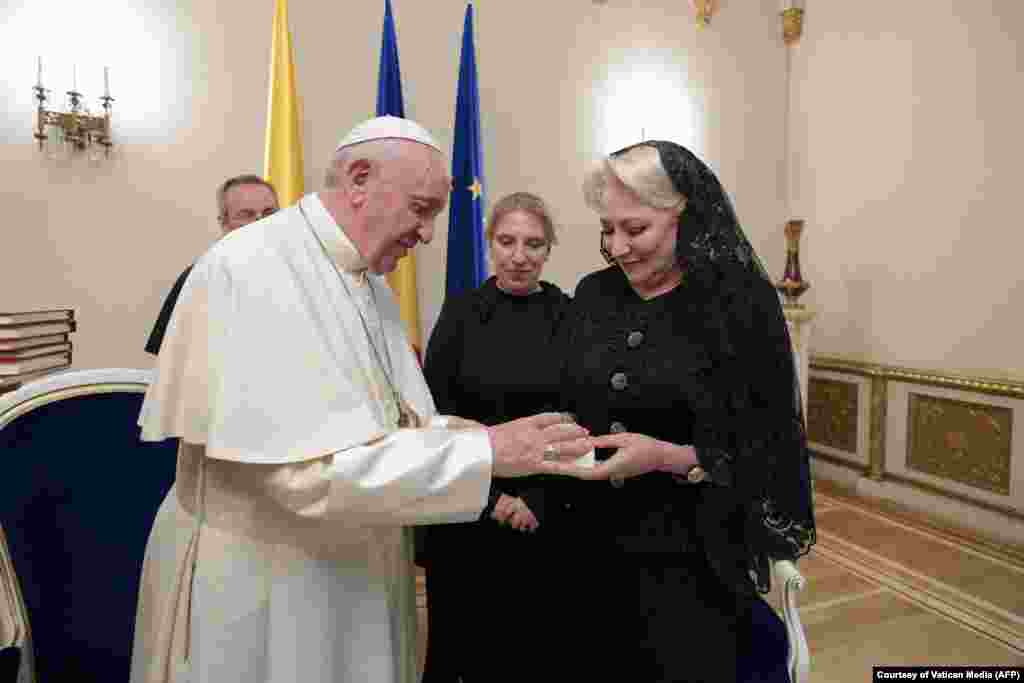 Premierul Viorica Dăncilă i-a oferit Papei un ceas conceput special pentru el de un român și un album despre istoria Bisericii Romano-Catolice în România. În schimb, Suveranul Pontif i-a dat șefei guvernului de la București mai multe cărți, spuânându-i: „Aceasta este o mică bibliotecă”.