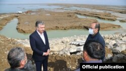 Президент Шавкат Мирзиёев Сардаба кырсыгынан жабыркагандар менен.