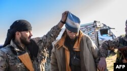 Vojnici Sirijskih demokratskih snaga, u Baghouzu, posljednjem uporištu tzv. Islamske države, pretresaju Edvina Babića, muškarca iz Sarajeva koji je navodno bio pripadnik ove militantne organizacije, 1. mart 2019. godine. 