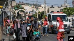 Locuitorii taberei de refugiați Jenin și-au părăsit casele în timp ce armata israeliană a continuat o operațiune în zonă marți, 4 iulie 2023. 
