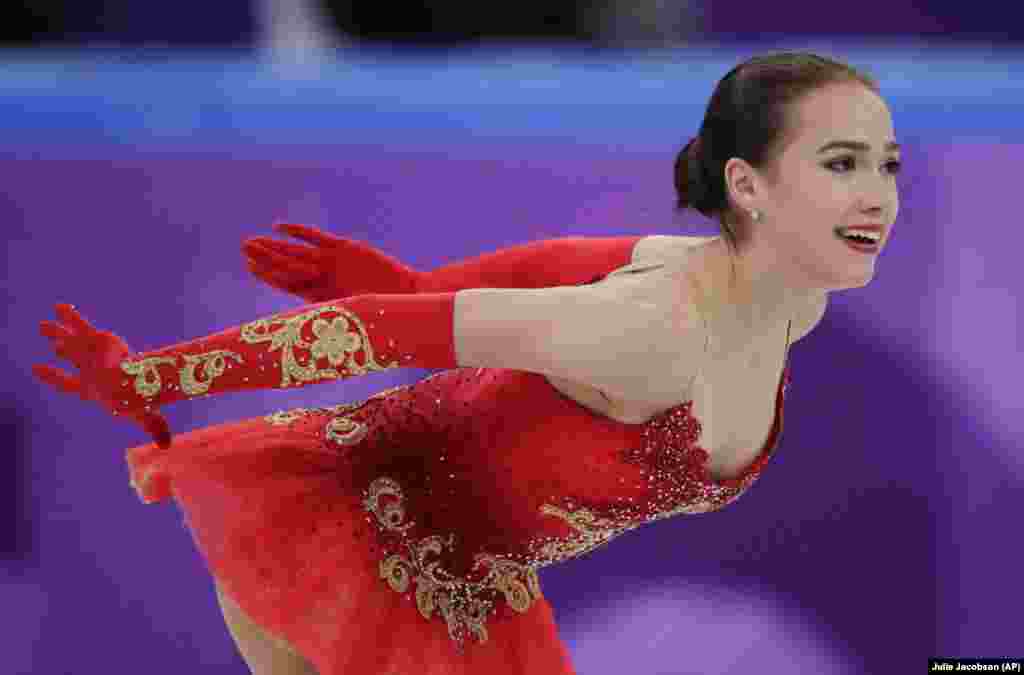 Фигурное катание: Алина Загитова, олимпийская спортсменка из России, выступает с вольной программой в спортивном центре «Гангненд» в Пхенчхане