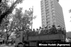 Minerii chemați la București de fostul președinte Ion Iliescu se îndreaptă spre Televiziunea Română.