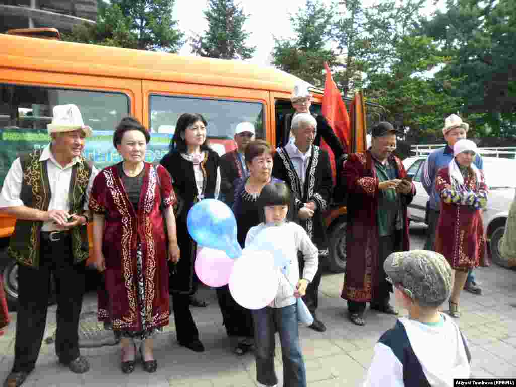 Бул топто: ар түркүн кесиптеги, ар кыл жаштагы, ар кандай мүнөздөгү жана тагдырдагы, ар өлкөдө жашаган, өнөрлүү, билимдүү, кызыктуу адамдар бар. 