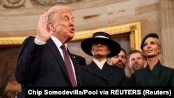 47-й президент США Дональд Трамп складає присягу. А Меланія Трамп, Дональд Трамп-молодший, Ерік Трамп, Іванка Трамп дивляться на церемонію інавгурації в ротонді Капітолія США, 20 січня 2025 року, Вашингтон, округ Колумбія