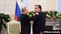 Орус президенти Владимир Путин тажик президенти Эмомали Рахмонго Александр Невский атындагы орденди тапшырып жатат, 2017-жыл. 