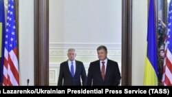Міністр оборони США Джим Маттіс (л) і президент України Петро Порошенко, Київ, 24 серпня 2017 року