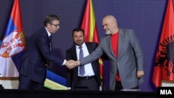 Predsednik Srbije Aleksandar Vučić, premijer Severne Makedonije Zoran Zaev i premijer Albanije Edi Rama
na Forumu za regionalnu ekonomsku saradnju u Skoplju, 29. juli 2021.
