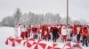 "Флешмоб" ыкмасы менен чогулган 300дөй киши Минск шаарында "Иерусалим бийин" бийлешти. Алар тыюу салынган желекти да кармап алышкан. 2021-жылдын 9-январы.
