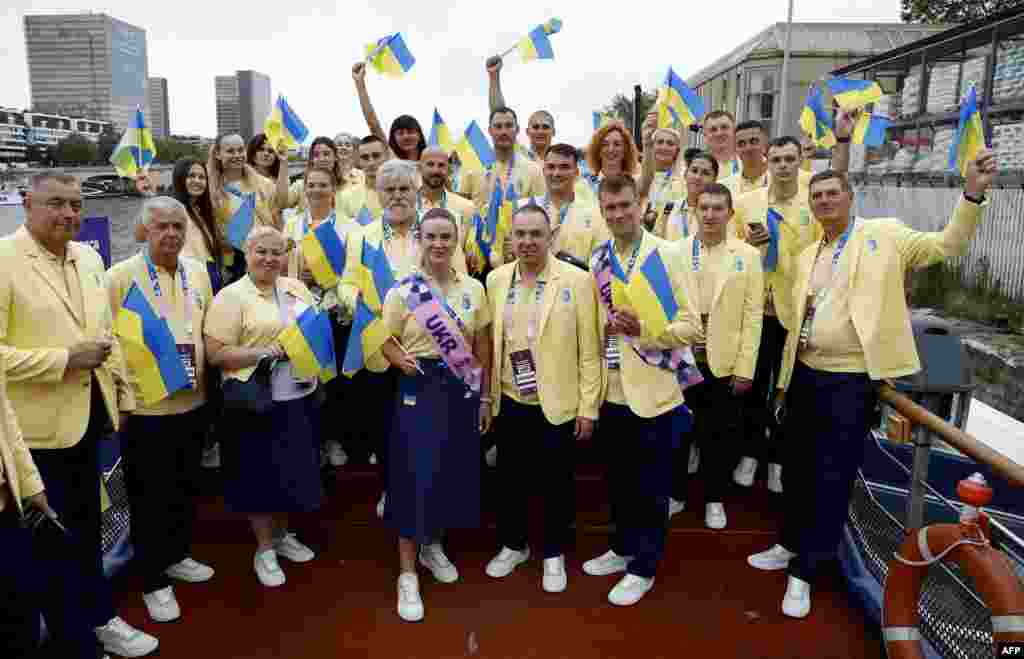 На Іграх в Парижі виступає найменша кількість українських атлетів за всі Олімпіади – усього 140 спортсмен. Український прапор на відкритті тримали тенісистка Еліна Світоліна та плавець Михайло Романчук. 
