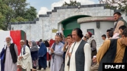 په کابل کې د پاکستان سفارت مخې ته خلک د ویزې اخیستو لپاره ولاړ دي ـ پخوانی انځور.
