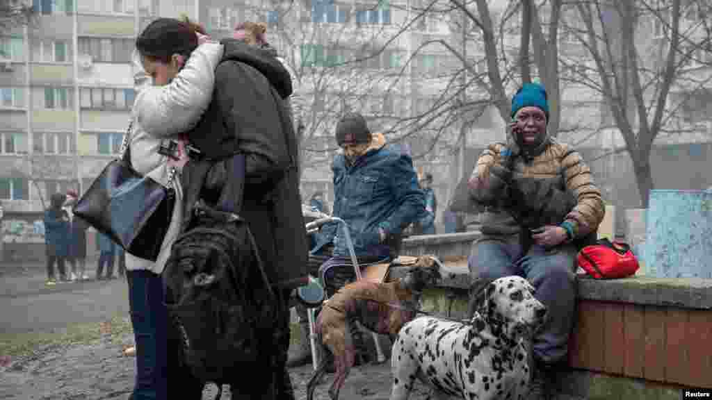 Мешканці 18-поверхового житлового будинку збираються на вулиці. Надзвичайники повідомили, що через російський ракетний удар по Києву 7 лютого там сталося загоряння. Київ, 7 лютого 2024 року.&nbsp; За даними КМВА, над Києвом&nbsp;сили ППО збили&nbsp;близько 20 ракет. Це вже третя ракетна атака на столиці від початку року. Вона забрала життя щонайменше 4 людей, десятки були поранені, зокрема вагітна жінка, кажуть представники влади &nbsp;