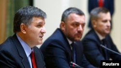 Керівники МВС, Генпрокуратури і СБУ Арсен Аваков (л), Олег Махніцький (ц) і Валентин Наливайченко (п) оприлюднюють перші результати розслідування вбивств людей на Майдані, 3 квітня 2014 року