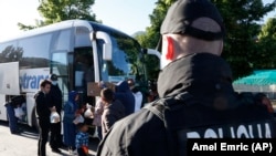 Izbjeglice pod pratnjom policije napuštaju park u Sarajevu, arhivska fotografija