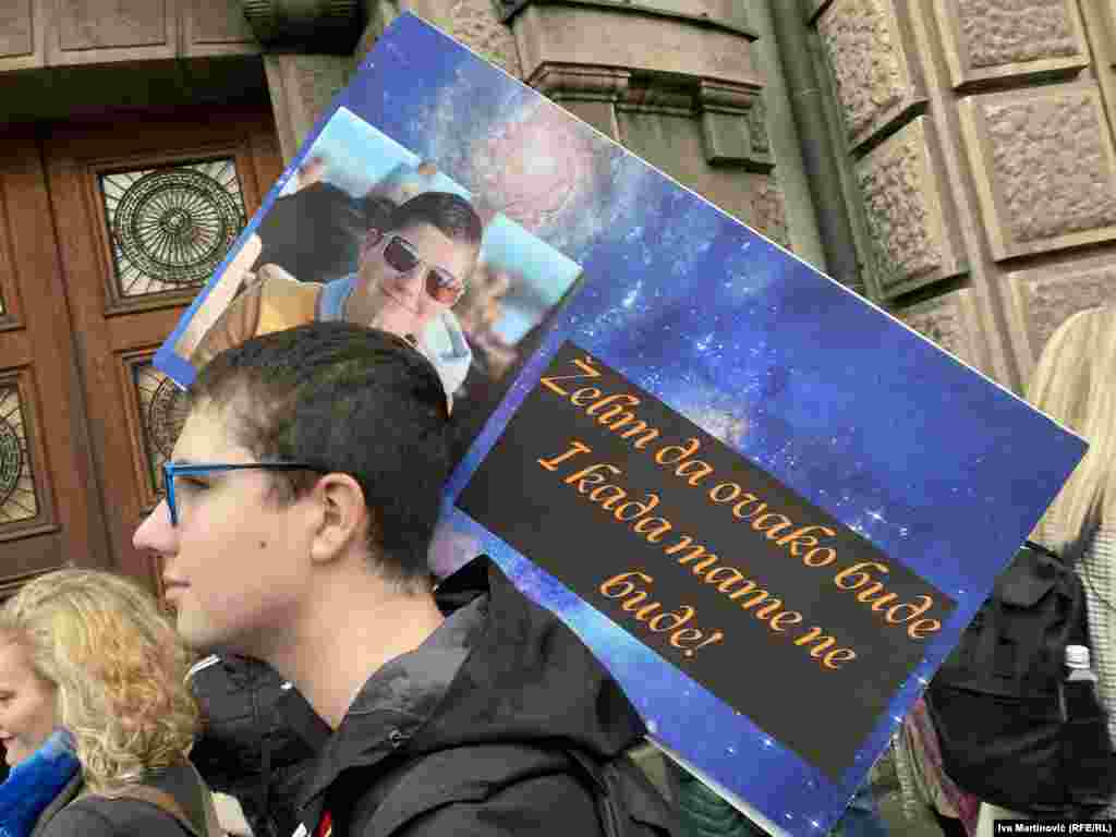 Sa protesta je zatraženo da država obezbedi stanovanje uz podršku kada o deci više ne budu mogli da brinu roditelji, Beograd, 2. april 2025.