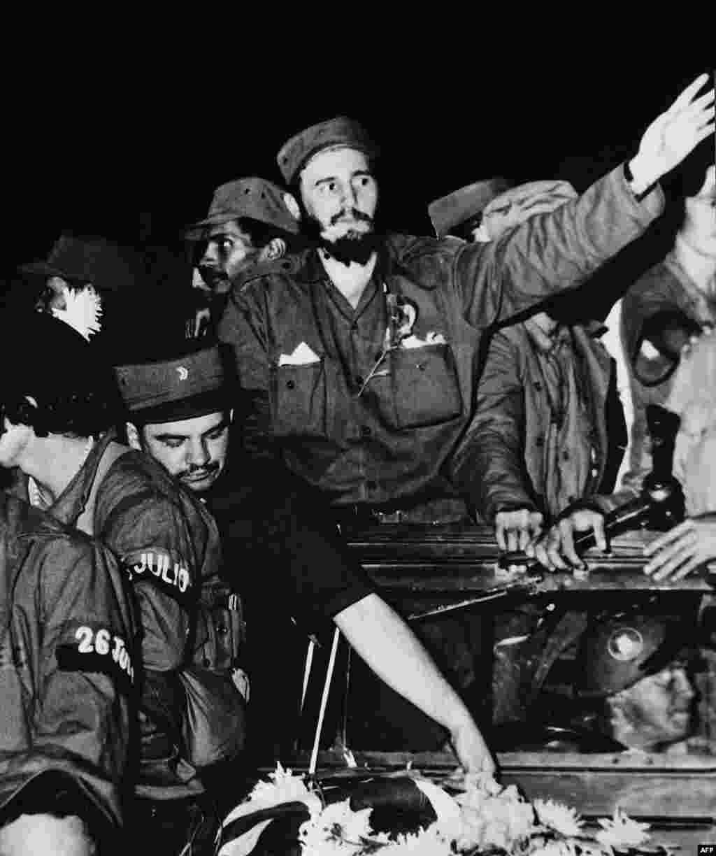 Okružen pripadnicima njegovog lijevog gerilskog krila, Castro (u sredini) maše masi u Cienfuegosu nakon svrgavanja s vlasti kubanskog diktatora&nbsp;Fulgencia Batiste, 1959.&nbsp;