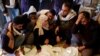 Ljudi tuguju pored tijela Palestinaca ubijenih u izraelskim napadima, u bolnici Naser, u Kan Junisu, jug Pojasa Gaze, 19. aprila 2025.