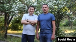 Эламан устаты, маркум акын Элмирбек Иманалиев менен.