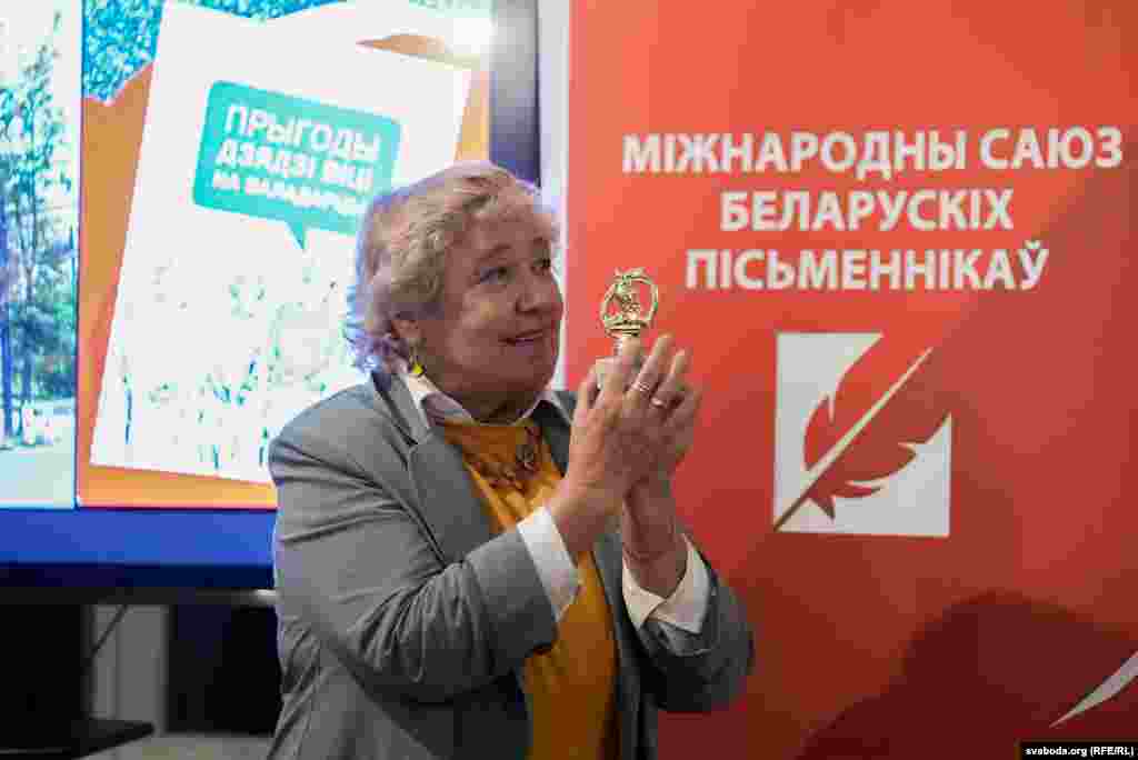 Жонка Алега Грузьдзіловіча Марьяна на ягоны дзень нараджэньня раздрукавала малюнкі і павесіла на сьценах кватэры, дзе яны цяпер жывуць. На пачатку 2024 году журналіст падумаў, што зь імі трэба нешта рабіць. Падштурхнула й інфармацыя пра хуткае закрыцьцё «Валадаркі». Тады аўтар дапісаў да вершаў тлумачальны тэкст і аддаў кнігу на азнаямленьне ў выдавецтва