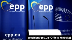 ფოტოილუსტრაცია: ევროპის სახალხო პარტიის [EPP] ბანერები.