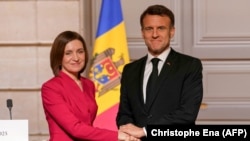 Президент Франції Емманюель Макрон (справа) і його колега з Молдови Майя Санду потискають один одному руки після спільної пресконференції та зустрічі в Єлисейському палаці в Парижі, 10 березня 2025 року